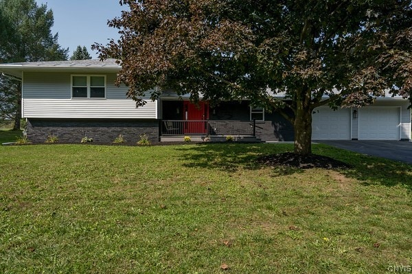 view of front of property featuring a front lawn