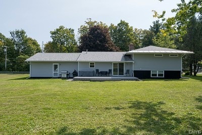 back of house featuring a lawn