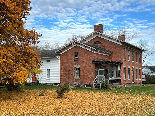 back of house featuring a yard