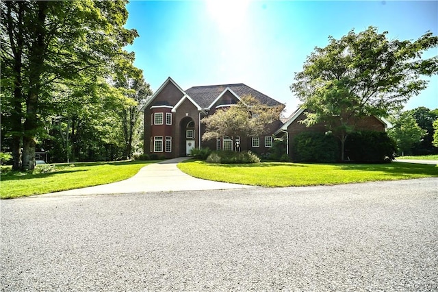 view of front facade featuring a front yard