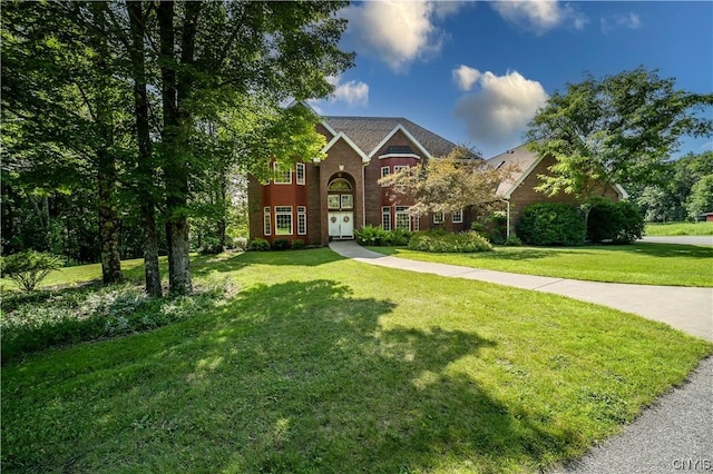 view of front of property featuring a front yard