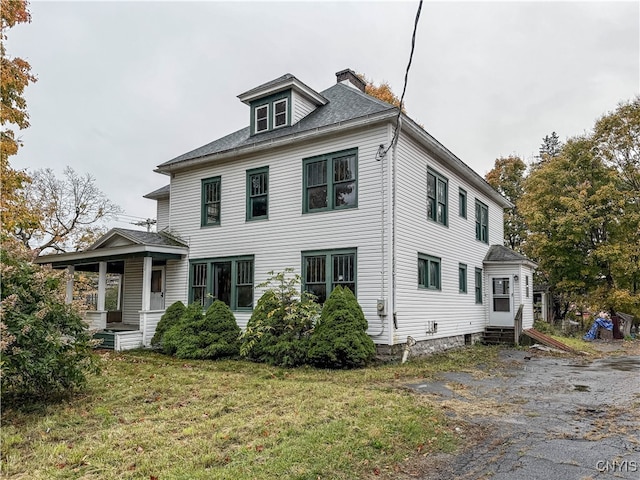 colonial house featuring a front lawn