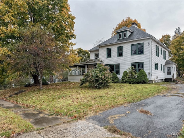 view of front of house featuring a front lawn