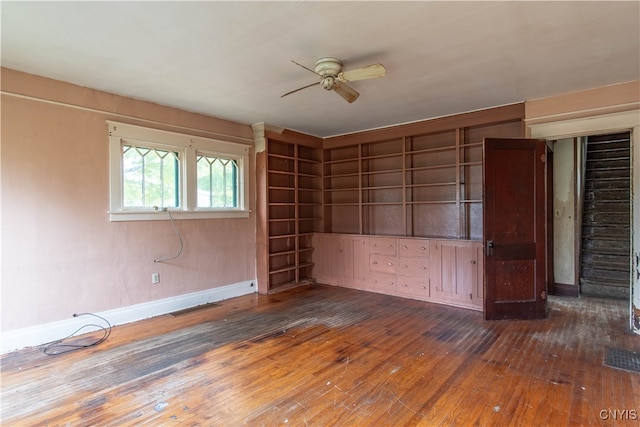 spare room featuring dark wood-type flooring and ceiling fan