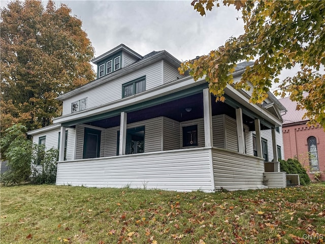 view of front of property featuring a porch and a front yard