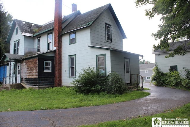 view of front facade featuring a front lawn