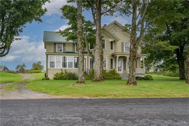 view of front of house featuring a front lawn