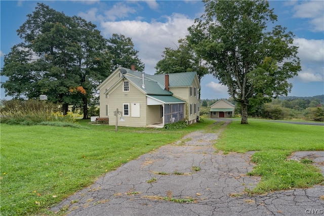 view of front of home featuring a front lawn