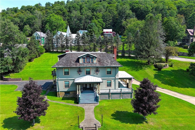 view of front of house featuring a front lawn