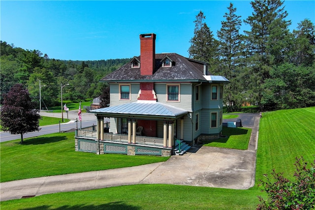 view of front facade featuring a front yard