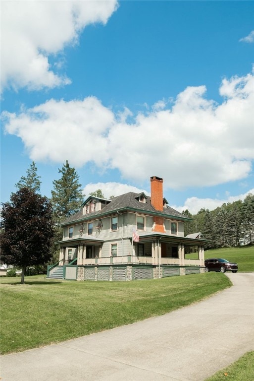 view of front facade featuring a front yard