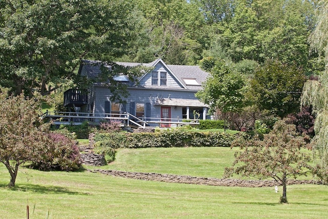 view of front of property featuring a front yard