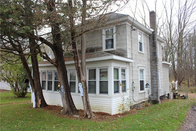 view of side of property featuring a yard