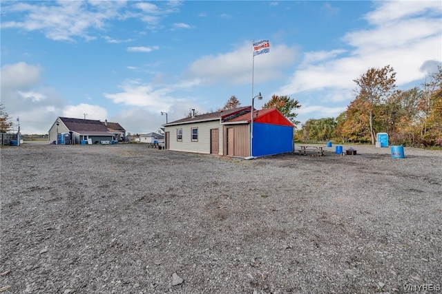 view of yard with an outdoor structure