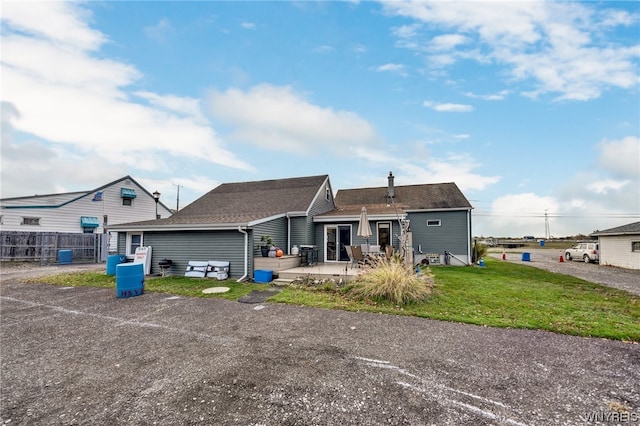 view of front of property with a front lawn