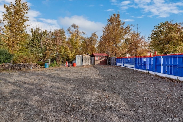 view of yard featuring a shed