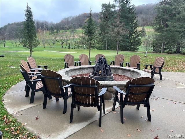 view of patio featuring an outdoor fire pit