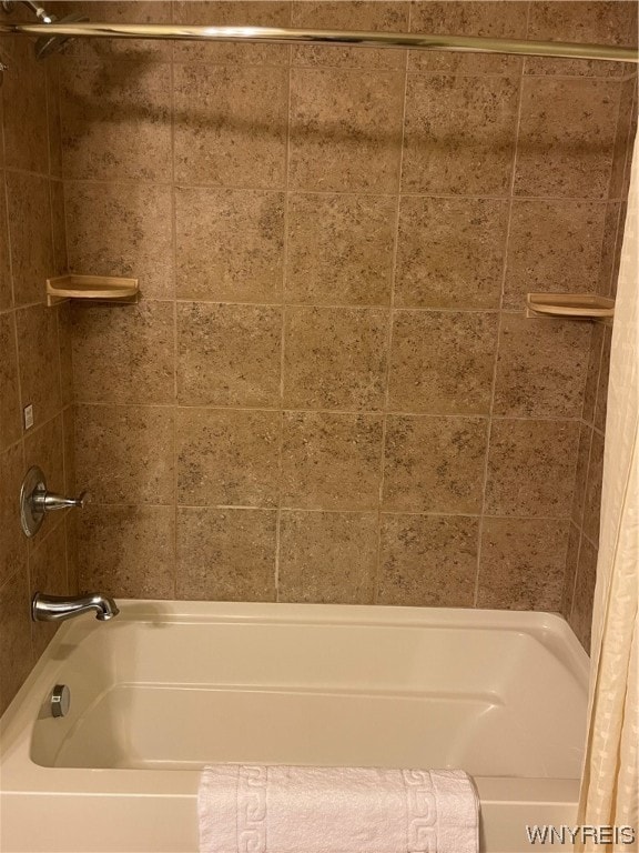 bathroom with tiled shower / bath