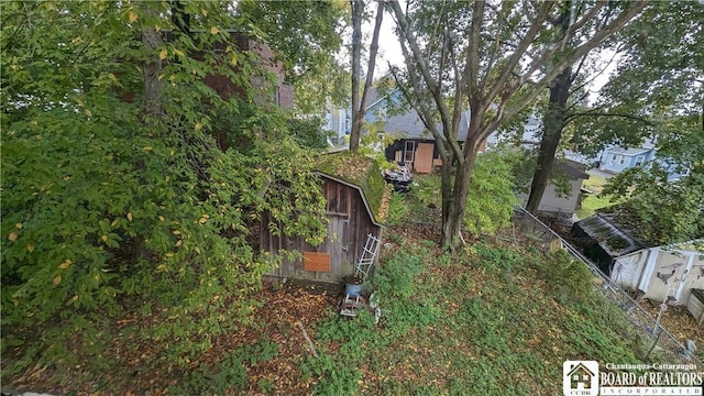 view of yard with an outdoor structure