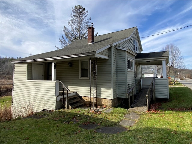 view of front facade with a front yard