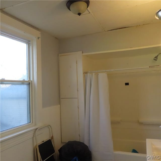 bathroom featuring shower / bathtub combination with curtain