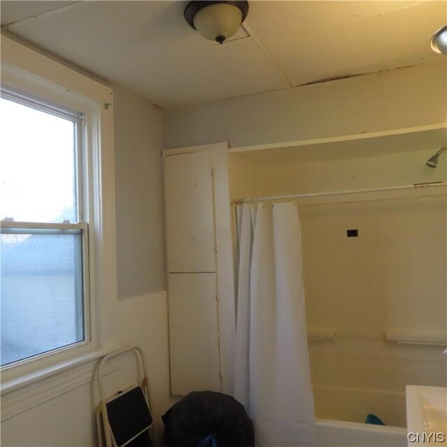 301 E Manlius St, Dewitt, NY 13057 - bathroom featuring shower / bath combo