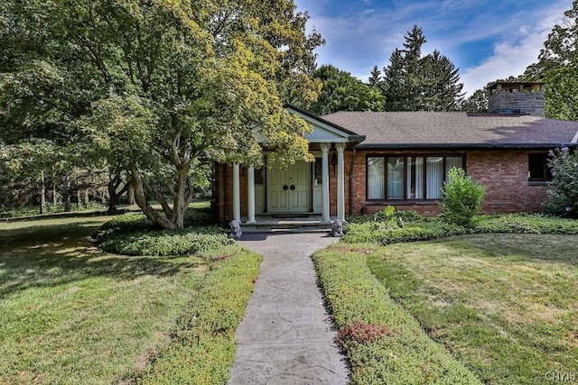 view of front of home featuring a front lawn