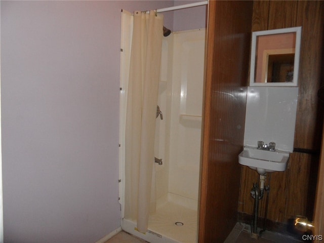 bathroom featuring a shower with shower curtain and sink