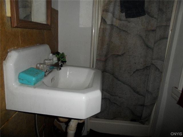 bathroom featuring sink