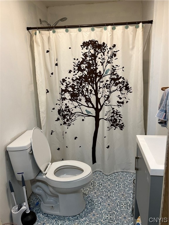 bathroom with a shower with shower curtain, toilet, and vanity