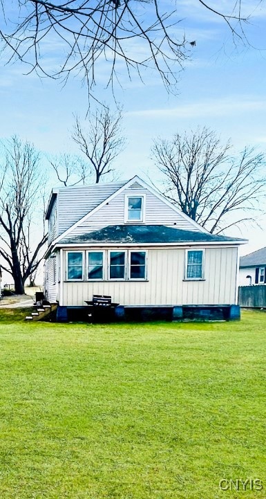 view of front of property with a front yard