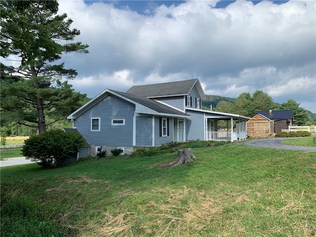 view of side of property featuring a lawn