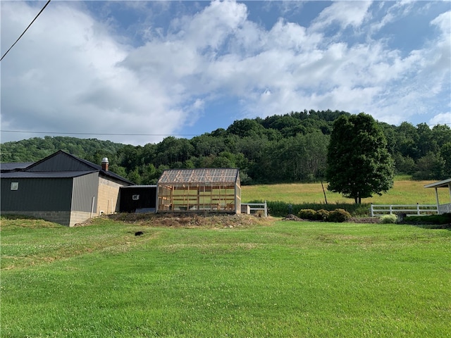 view of yard featuring an outbuilding