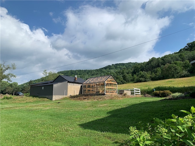 view of yard featuring an outbuilding