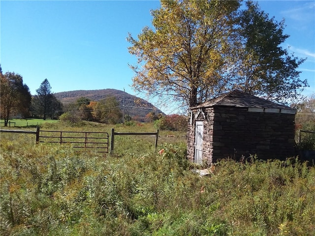 view of yard with a mountain view