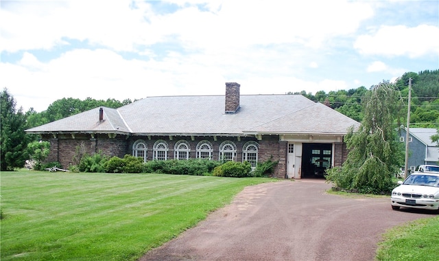 single story home featuring a front yard