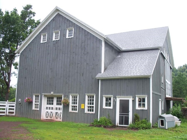 back of house featuring a lawn