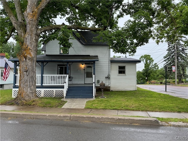 view of front facade featuring a front yard and a porch