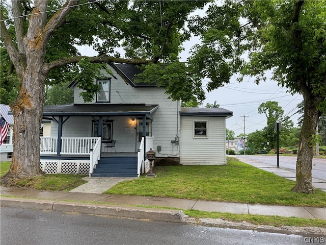 view of front facade with a front lawn and covered porch