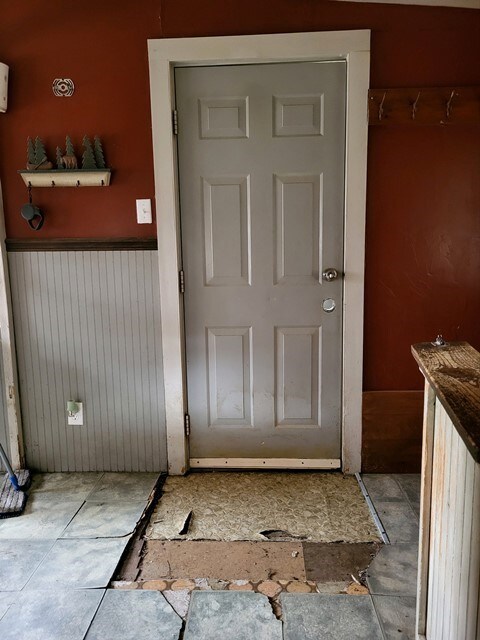 doorway to outside with tile flooring