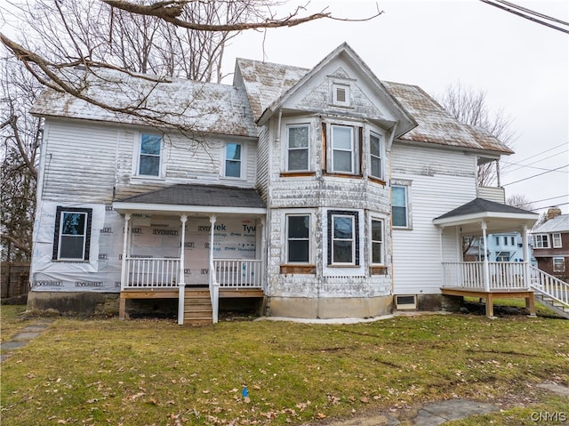 view of front of house featuring a porch and a front yard