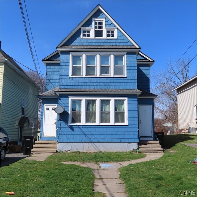 view of front of property featuring a front yard