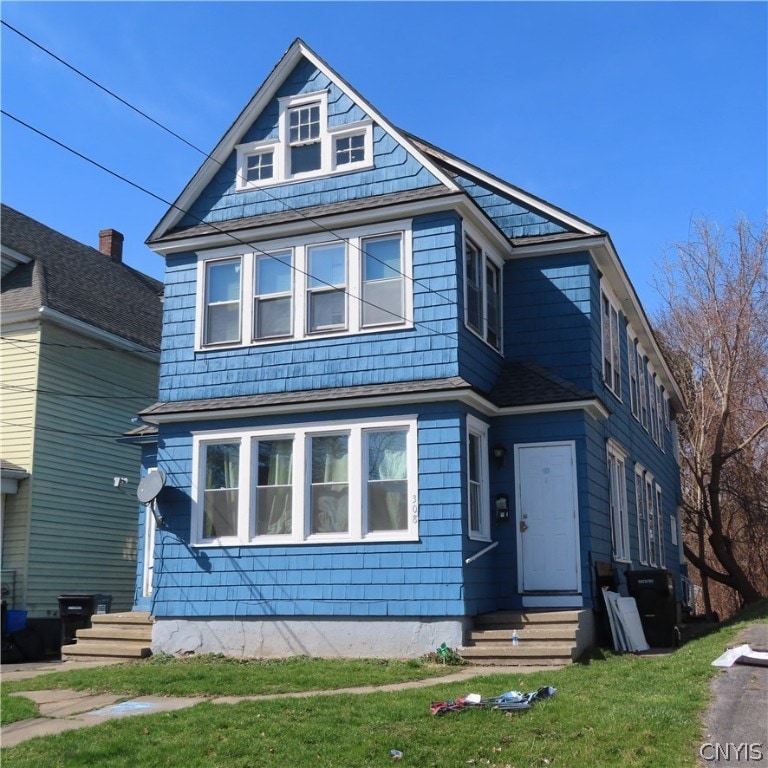 view of front of home with a front yard