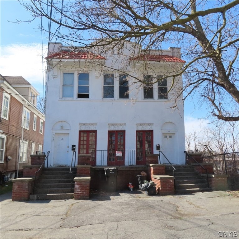 view of front facade