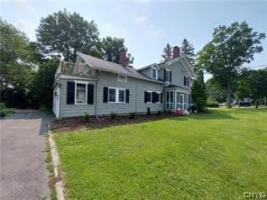 view of front of house featuring a front yard