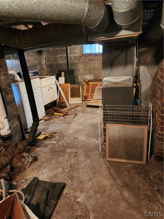 basement featuring washer / dryer