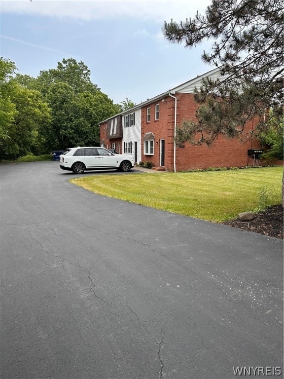 view of front of property featuring a front lawn