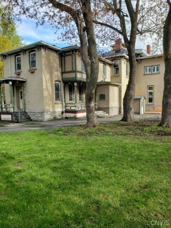 view of front of property featuring a front yard