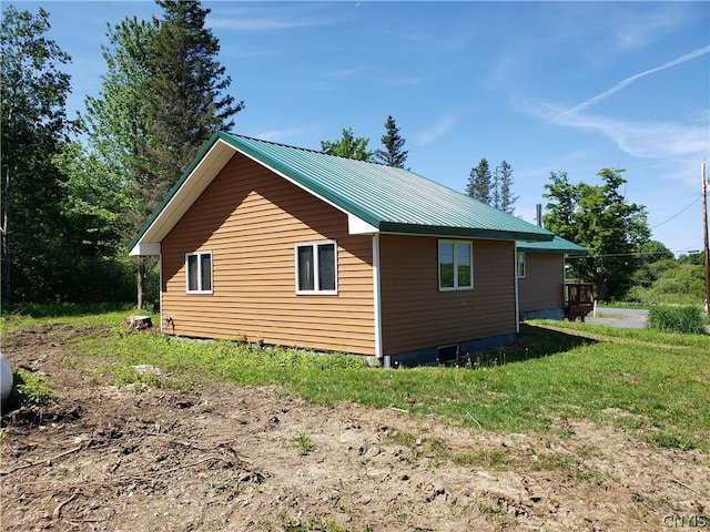 view of side of property featuring a yard