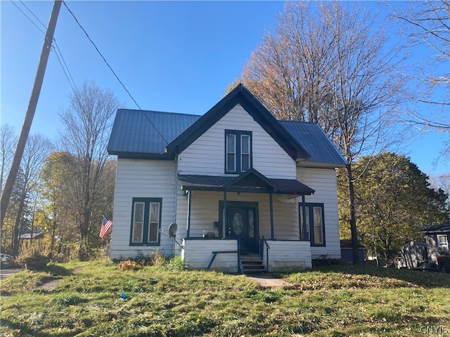 view of front of house featuring a front lawn